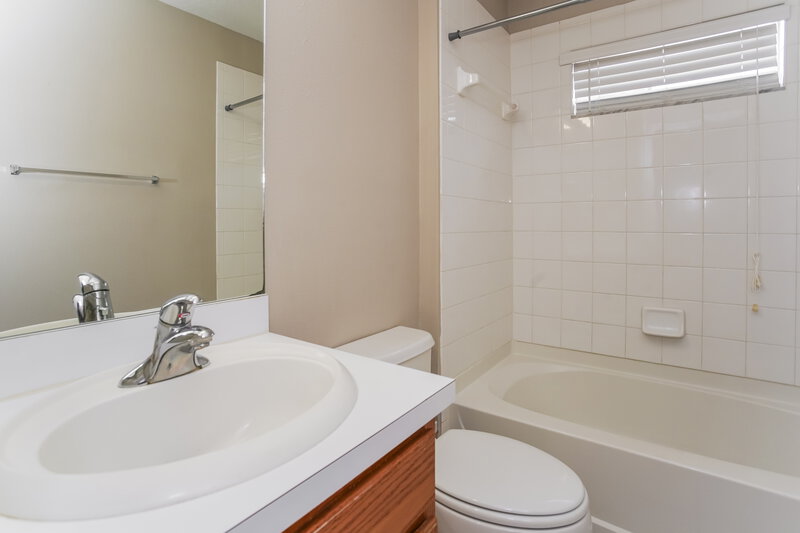 2,315/Mo, 12817 Kings Lake Dr Gibsonton, FL 33534 Bathroom View