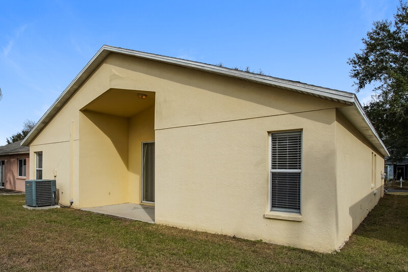 2,315/Mo, 12817 Kings Lake Dr Gibsonton, FL 33534 Rear View