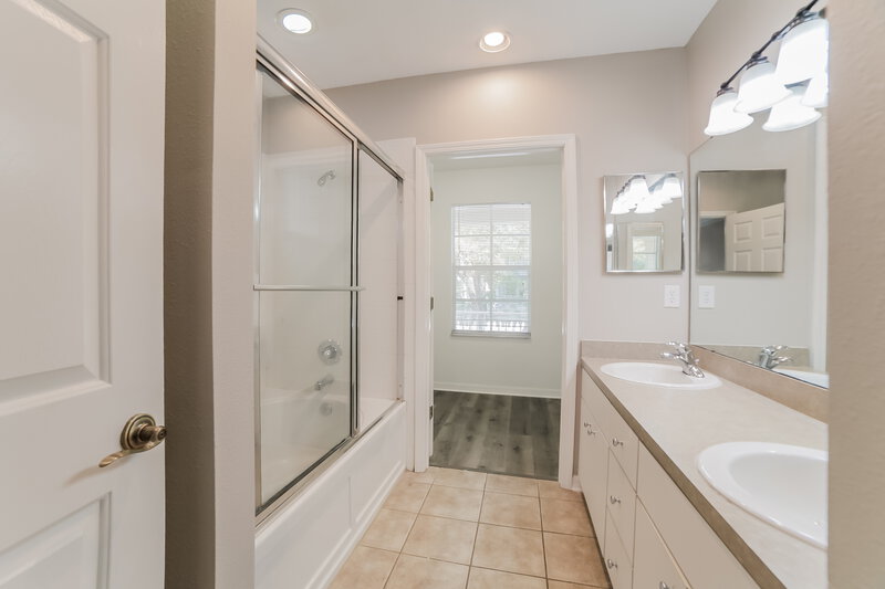 2,345/Mo, 16123 Bridgecrossing Dr Lithia, FL 33547 Main Bathroom View