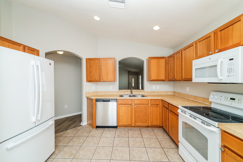 2,000/Mo, 12749 Evington Point Dr Riverview, FL 33579 Kitchen View