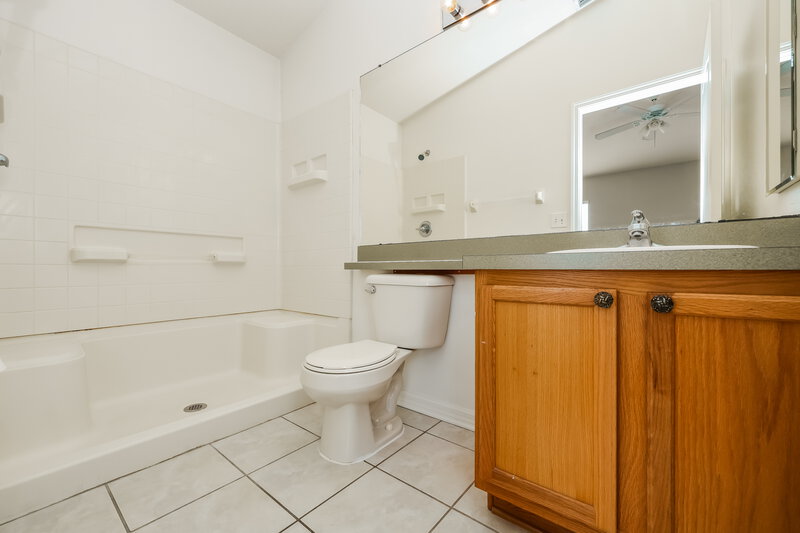 2,065/Mo, 12749 Evington Point Dr Riverview, FL 33579 Main Bathroom View