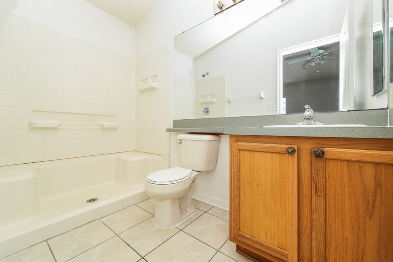 2,000/Mo, 12749 Evington Point Dr Riverview, FL 33579 Main Bathroom View