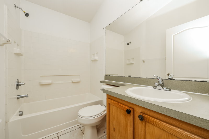 2,065/Mo, 12749 Evington Point Dr Riverview, FL 33579 Bathroom View