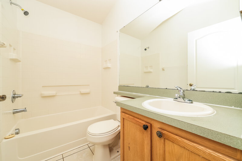 2,000/Mo, 12749 Evington Point Dr Riverview, FL 33579 Bathroom View
