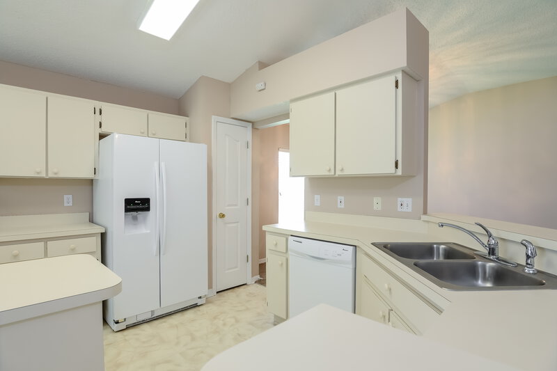 2,415/Mo, 1711 Scotch Pine Dr Brandon, FL 33511 Kitchen View 2