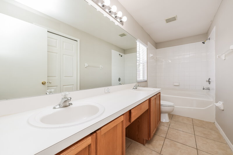 2,160/Mo, 11733 Brenford Crest Dr Riverview, FL 33579 Main Bathroom View