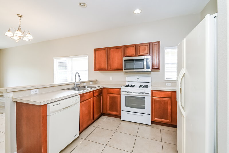 3,080/Mo, 7859 Bristol Park Dr Apollo Beach, FL 33572 Kitchen View 2