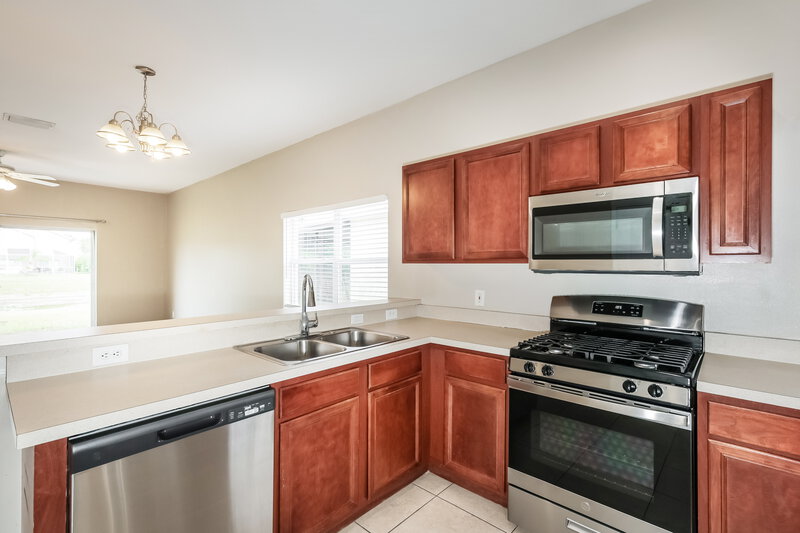 1,800/Mo, 7859 Bristol Park Dr Apollo Beach, FL 33572 Kitchen View 3