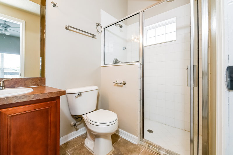 3,080/Mo, 7859 Bristol Park Dr Apollo Beach, FL 33572 Main Bathroom View
