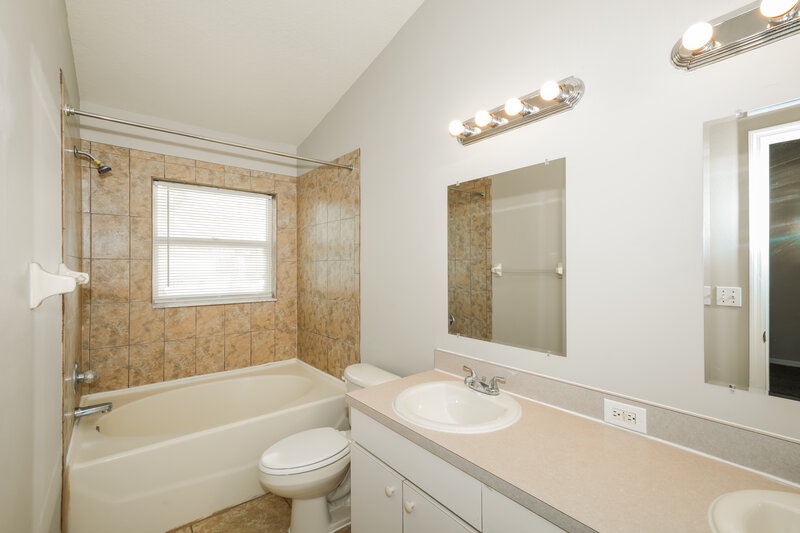 2,175/Mo, 3843 Lockridge Dr Land O' Lakes, FL 34638 Main Bathroom View