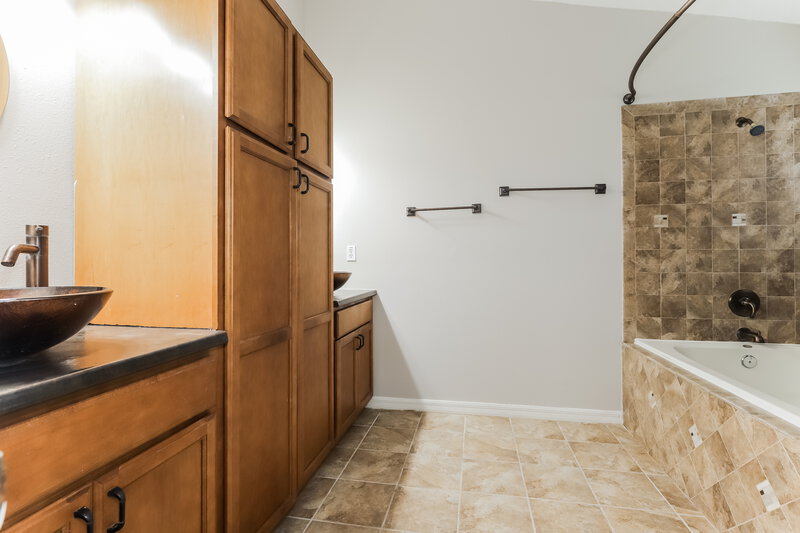 2,370/Mo, 1807 Staysail Dr Valrico, FL 33594 Main Bathroom View