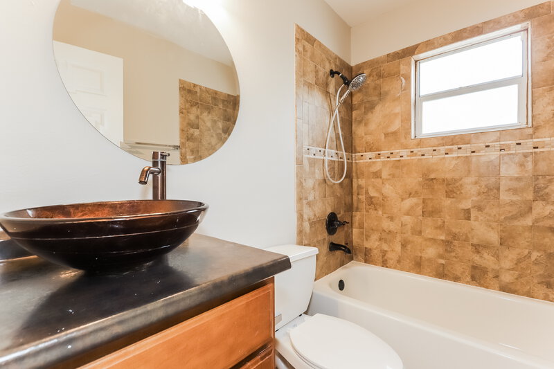 2,370/Mo, 1807 Staysail Dr Valrico, FL 33594 Bathroom View