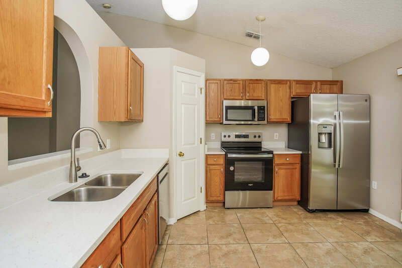 1,770/Mo, 1039 Brenton Leaf Dr Ruskin, FL 33570 Kitchen View
