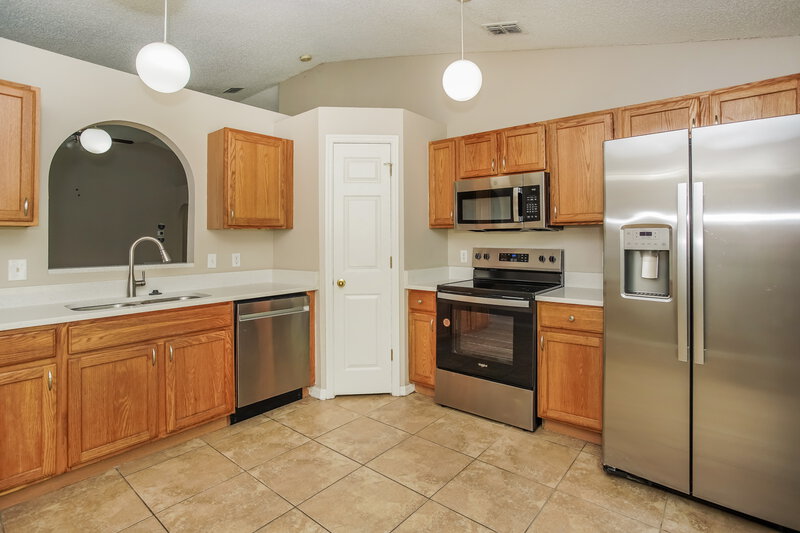 1,770/Mo, 1039 Brenton Leaf Dr Ruskin, FL 33570 Kitchen View 2
