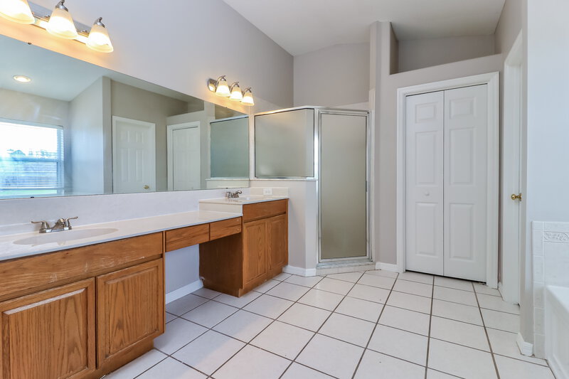 3,740/Mo, 4545 Marchmont Blvd Land O' Lakes, FL 34638 Main Bathroom View