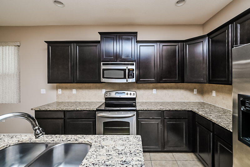3,460/Mo, 36029 Laguna Hills Cir Zephyrhills, FL 33541 Kitchen View