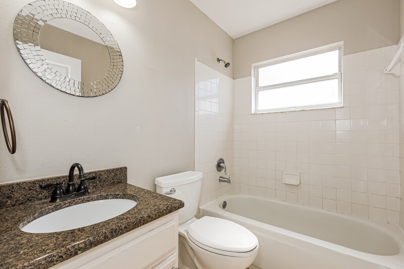 2,065/Mo, 535 Royal Ridge St Valrico, FL 33594 Bathroom View