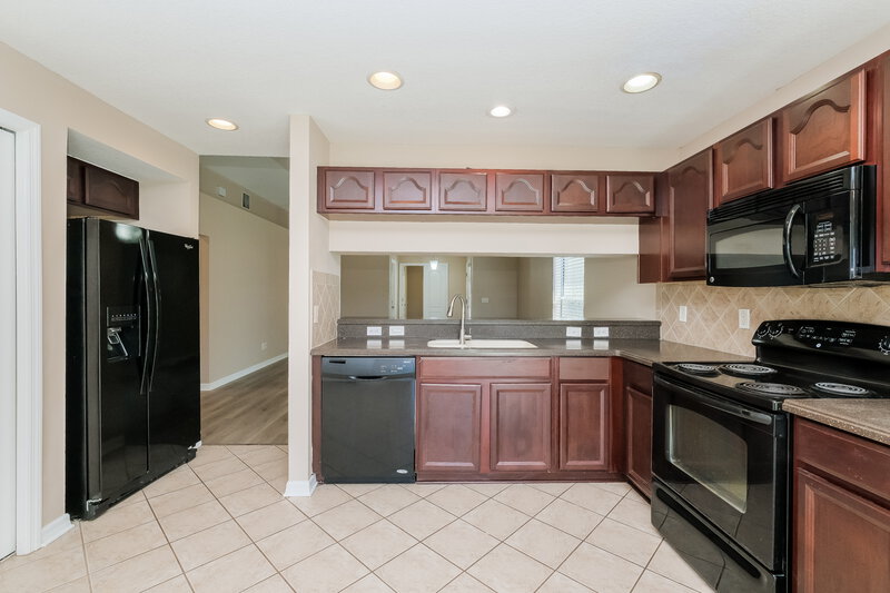 1,970/Mo, 1010 Larwood Pine Dr Ruskin, FL 33570 Kitchen View