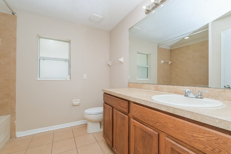 1,970/Mo, 1010 Larwood Pine Dr Ruskin, FL 33570 Main Bathroom View