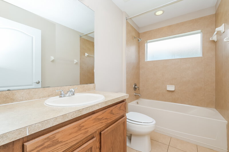 1,970/Mo, 1010 Larwood Pine Dr Ruskin, FL 33570 Bathroom View
