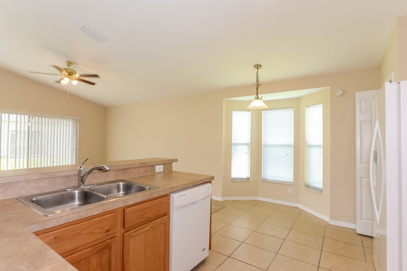2,205/Mo, 5446 Passing Pine Ln Zephyrhills, FL 33541 Kitchen View