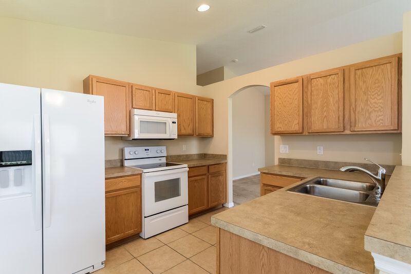 2,205/Mo, 5446 Passing Pine Ln Zephyrhills, FL 33541 Kitchen View 2