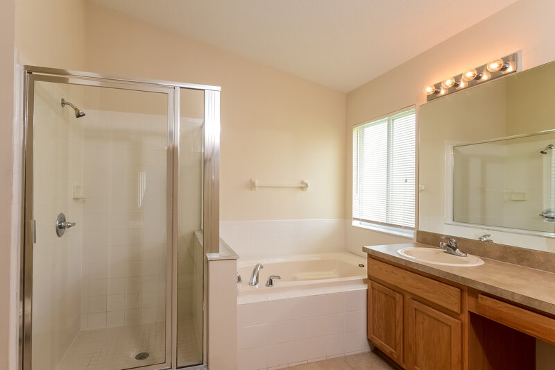 2,205/Mo, 5446 Passing Pine Ln Zephyrhills, FL 33541 Bathroom View