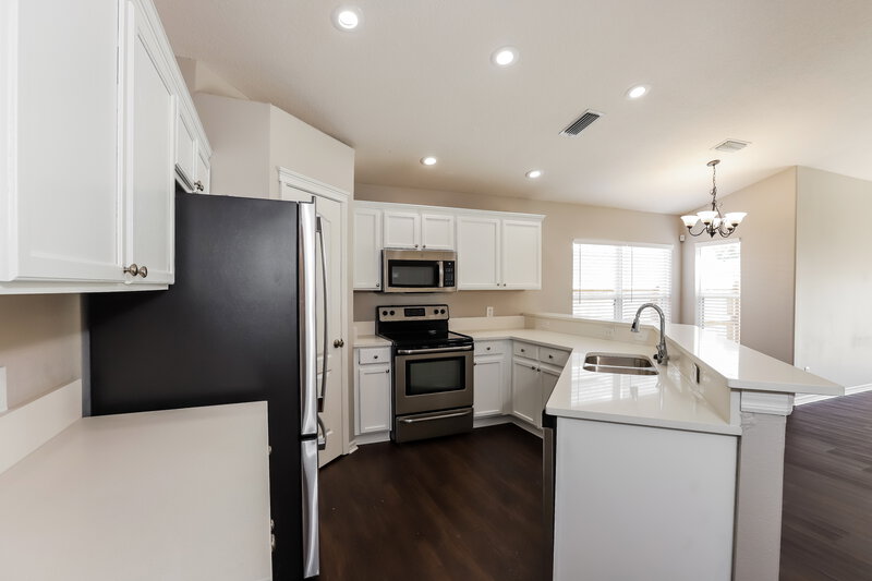 2,515/Mo, 7858 Bristol Park Dr Apollo Beach, FL 33572 Kitchen View 2