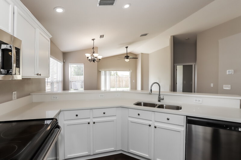 2,515/Mo, 7858 Bristol Park Dr Apollo Beach, FL 33572 Kitchen View 3
