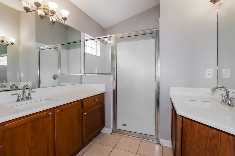 2,515/Mo, 7858 Bristol Park Dr Apollo Beach, FL 33572 Main Bathroom View