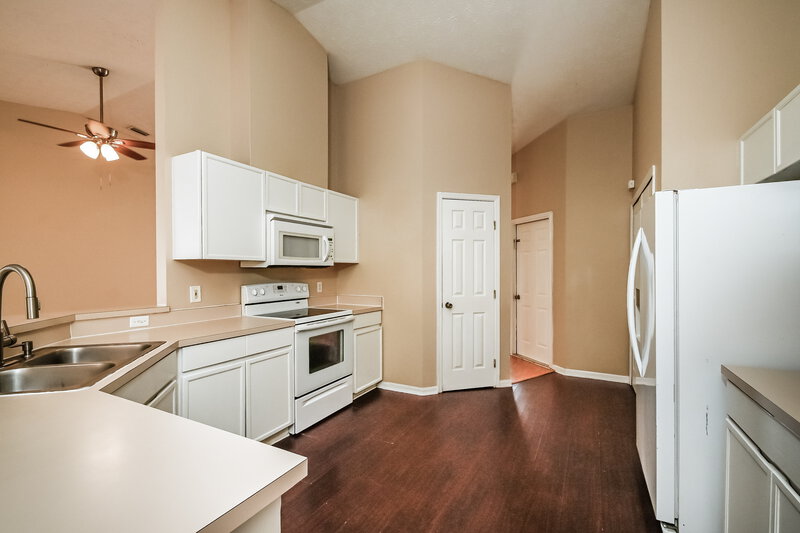 2,075/Mo, 9830 Cristina Dr Riverview, FL 33569 Kitchen View 2
