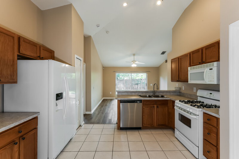 2,025/Mo, 515 Somerstone Dr Valrico, FL 33594 Kitchen View