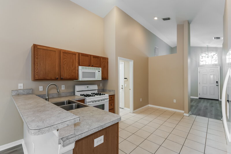 2,025/Mo, 515 Somerstone Dr Valrico, FL 33594 Kitchen View 2