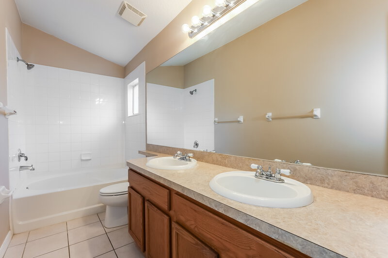 2,025/Mo, 515 Somerstone Dr Valrico, FL 33594 Main Bathroom View