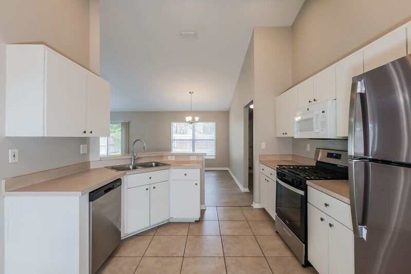 2,005/Mo, 7616 Bristol Park Dr Apollo Beach, FL 33572 Kitchen View