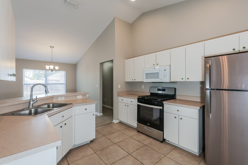 2,005/Mo, 7616 Bristol Park Dr Apollo Beach, FL 33572 Kitchen View 2