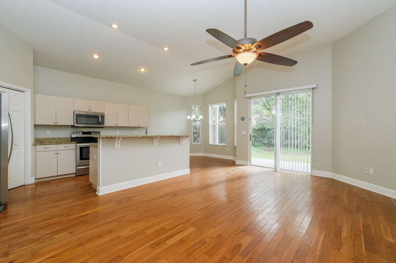 2,230/Mo, 725 Sand Ridge Dr Valrico, FL 33594 Living Room View 2