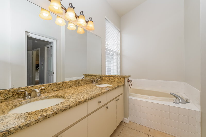 2,230/Mo, 725 Sand Ridge Dr Valrico, FL 33594 Main Bathroom View