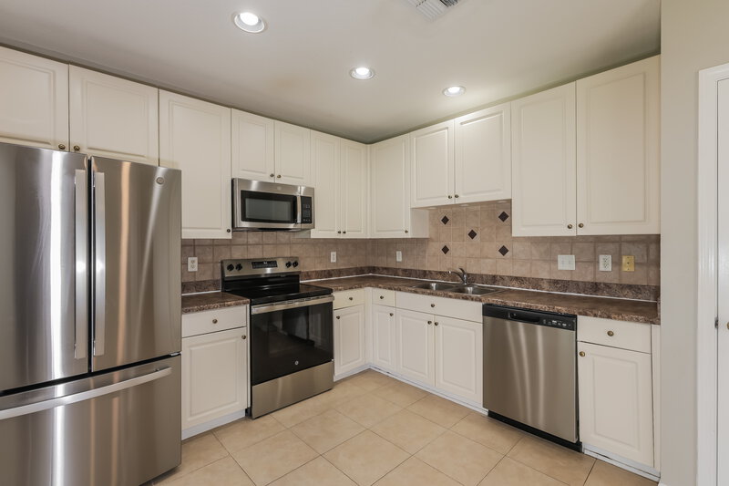 0/Mo, 17236 Poppy Fields Ln Land O' Lakes, FL 34638 Kitchen View 2