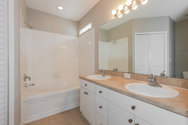 0/Mo, 17236 Poppy Fields Ln Land O' Lakes, FL 34638 Main Bathroom View