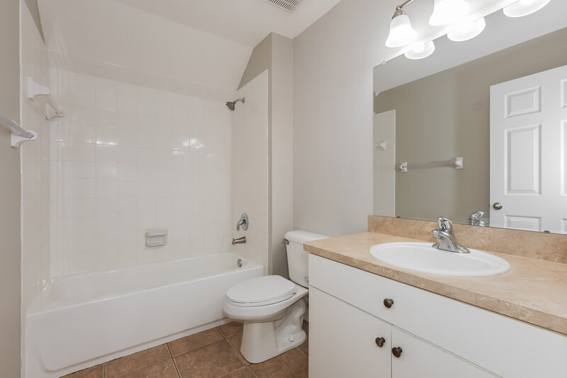 0/Mo, 17236 Poppy Fields Ln Land O' Lakes, FL 34638 Bathroom View