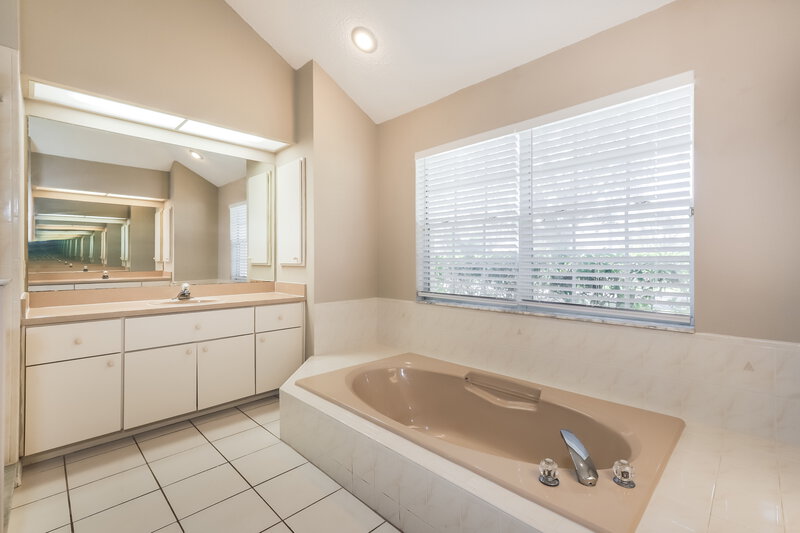 2,580/Mo, 1418 Kinsmere Dr Trinity, FL 34655 Main Bathroom View