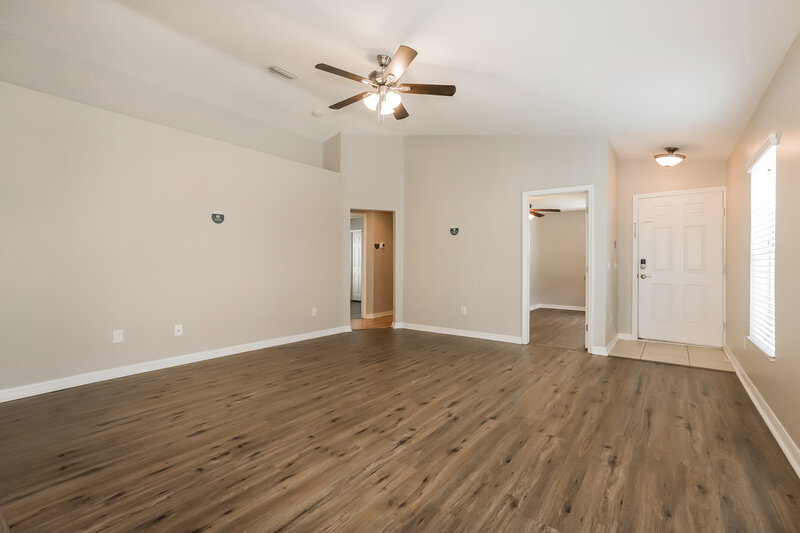 2,275/Mo, 906 Larwood Pine Dr Ruskin, FL 33570 Living Room View