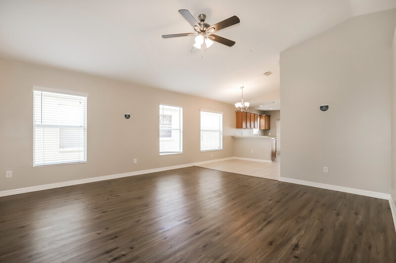 2,275/Mo, 906 Larwood Pine Dr Ruskin, FL 33570 Living Room View 2