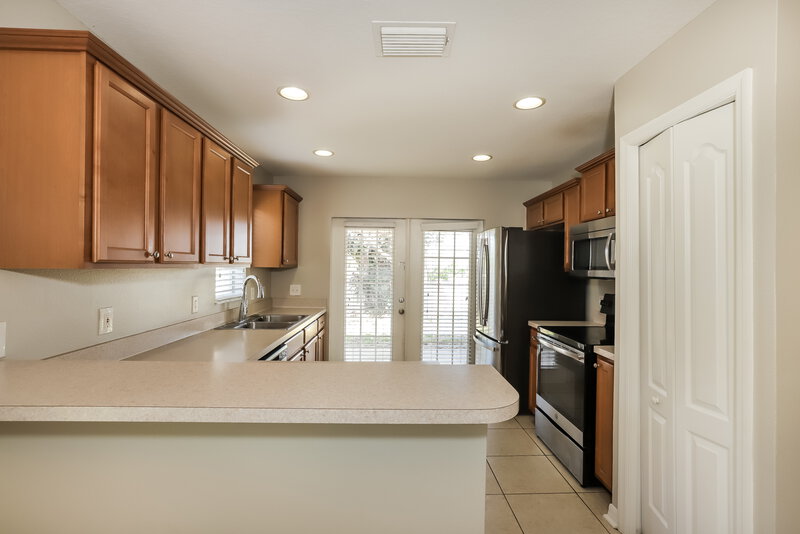 2,275/Mo, 906 Larwood Pine Dr Ruskin, FL 33570 Kitchen View