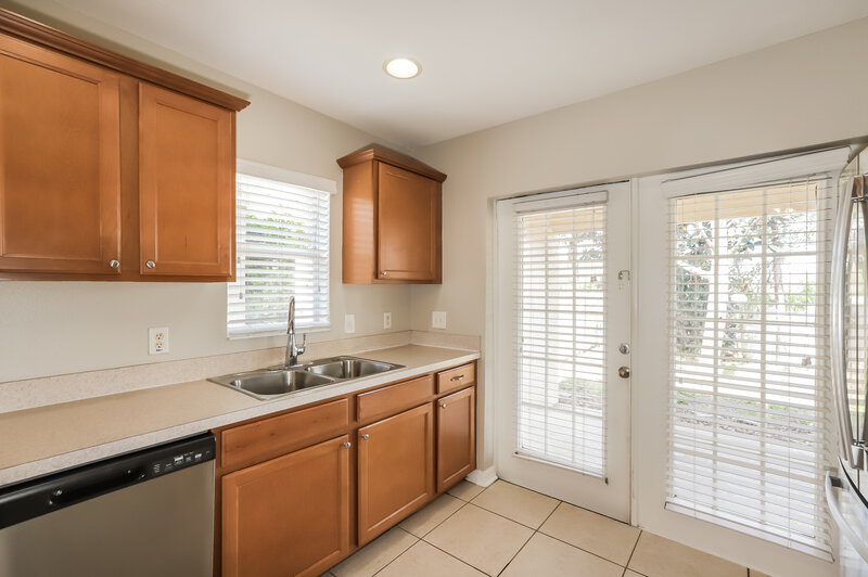 2,275/Mo, 906 Larwood Pine Dr Ruskin, FL 33570 Kitchen View 2