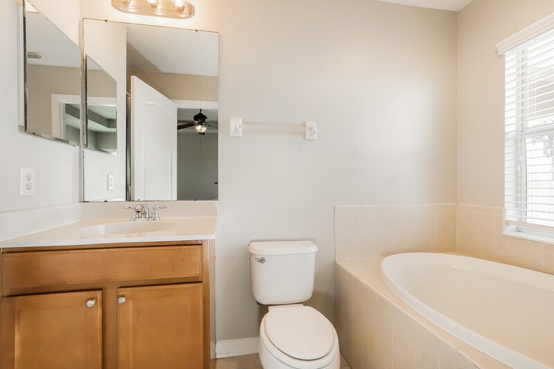 2,275/Mo, 906 Larwood Pine Dr Ruskin, FL 33570 Main Bathroom View