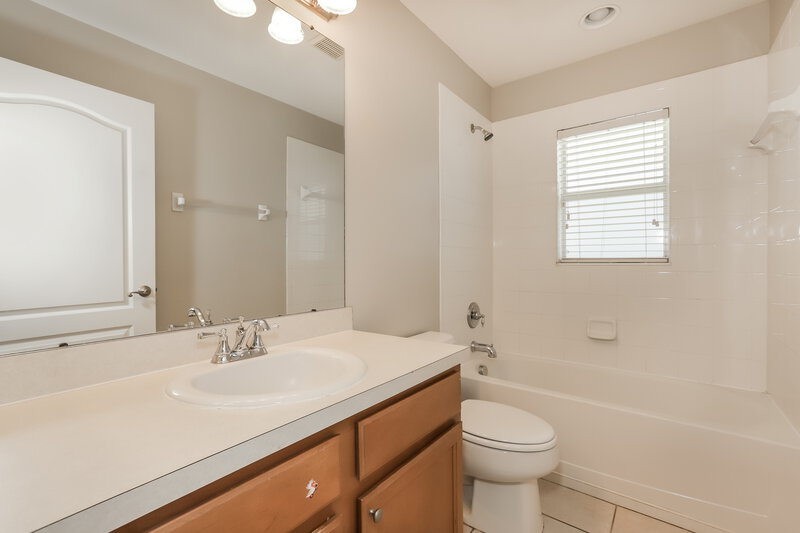 2,275/Mo, 906 Larwood Pine Dr Ruskin, FL 33570 Bathroom View