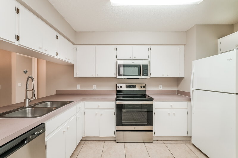 2,215/Mo, 4640 Burlington Rd Land O' Lakes, FL 34639 Kitchen View 2