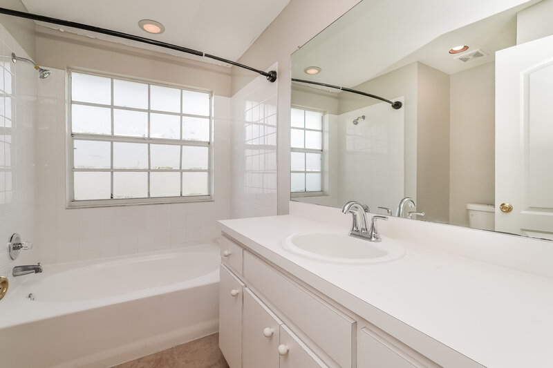 2,215/Mo, 4640 Burlington Rd Land O' Lakes, FL 34639 Main Bathroom View